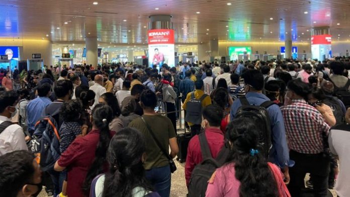 Mumbai airport packed with passengers, flight of people missed amid chaos